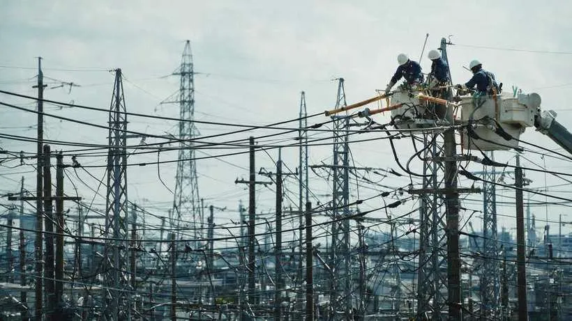 Equipe em plataforma isolada executando manutenção em linha viva de distribuição